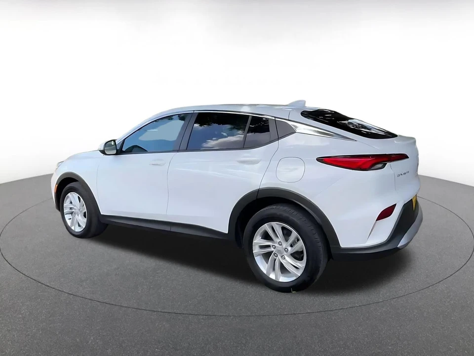 2025 Buick Envision - Image 11 of 31