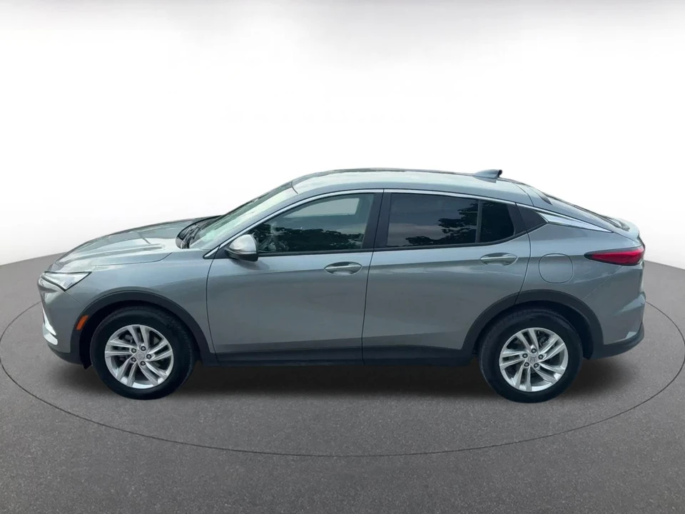 2025 Buick Envision - Image 9 of 31