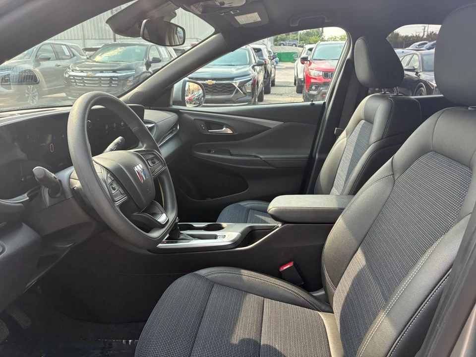 2025 Buick Envision - Image 23 of 31