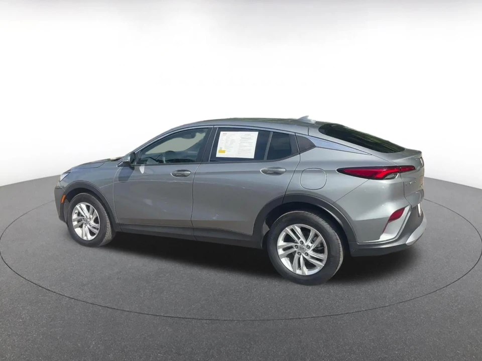 2025 Buick Envision - Image 11 of 31