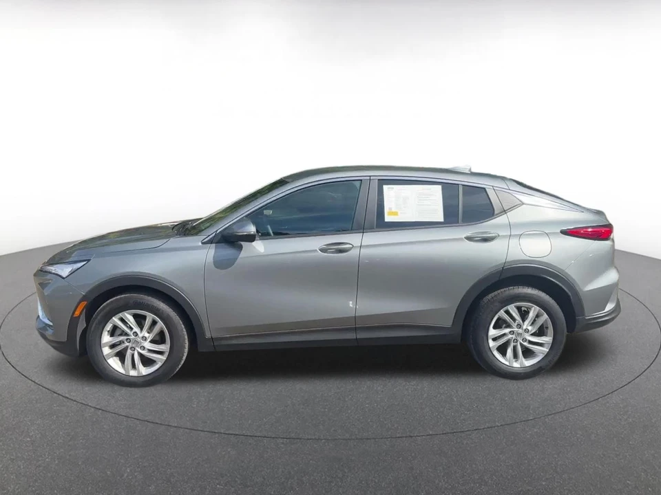 2025 Buick Envision - Image 9 of 31