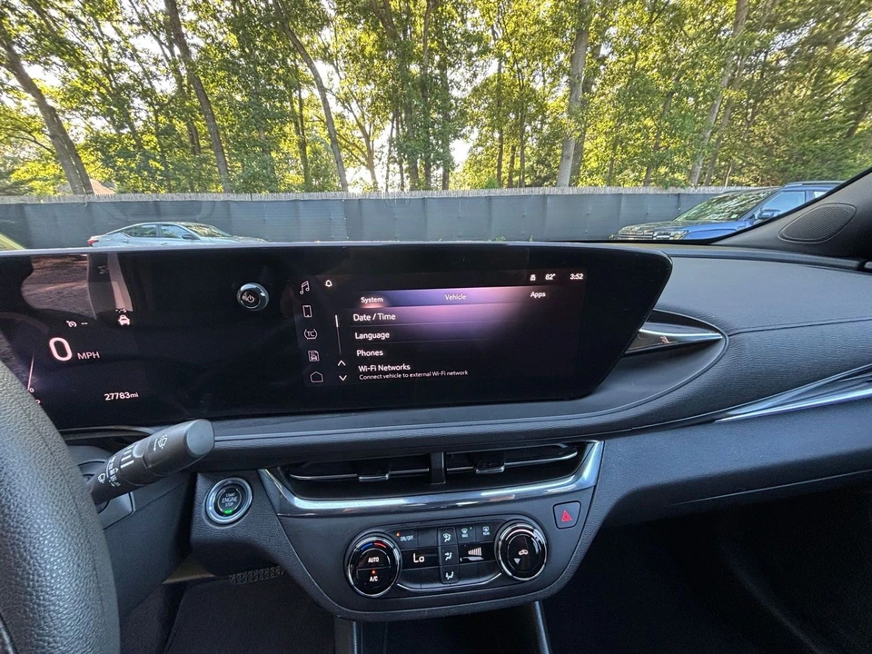 2025 Buick Envision - Image 18 of 31