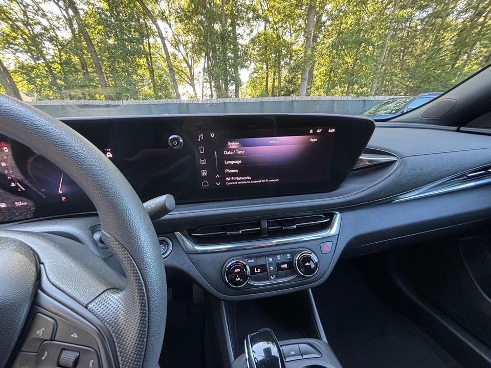 2025 Buick Envision - Image 21 of 31