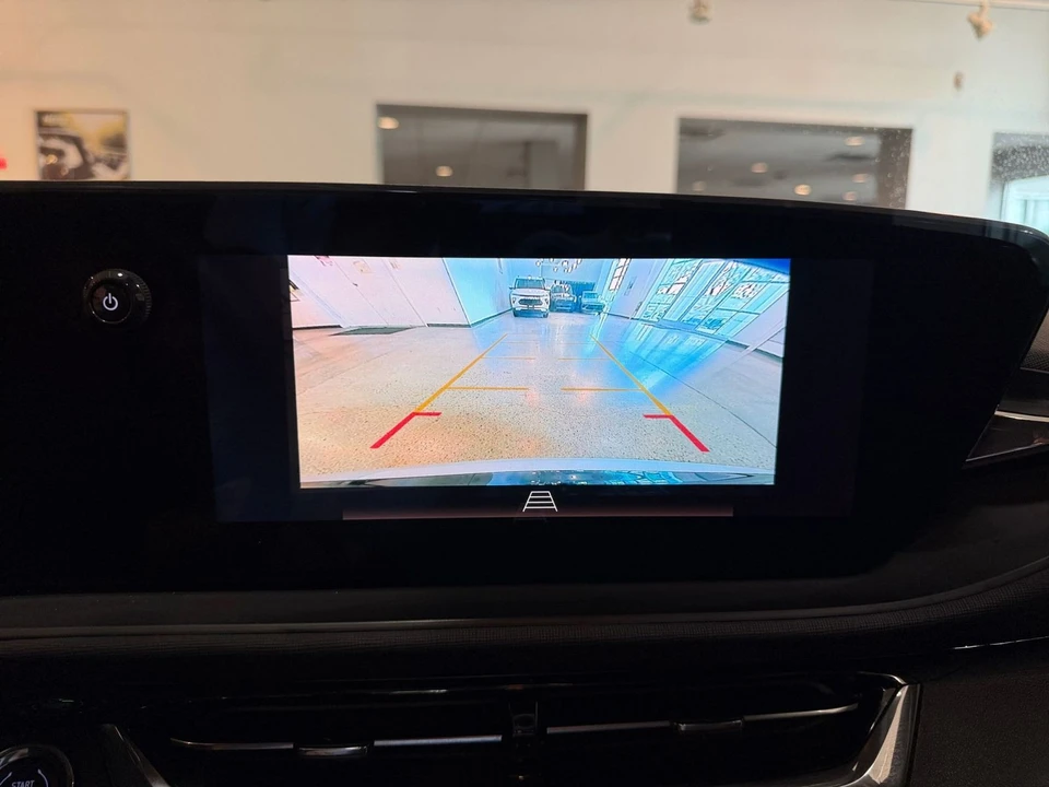 2025 Buick Envision - Image 25 of 31