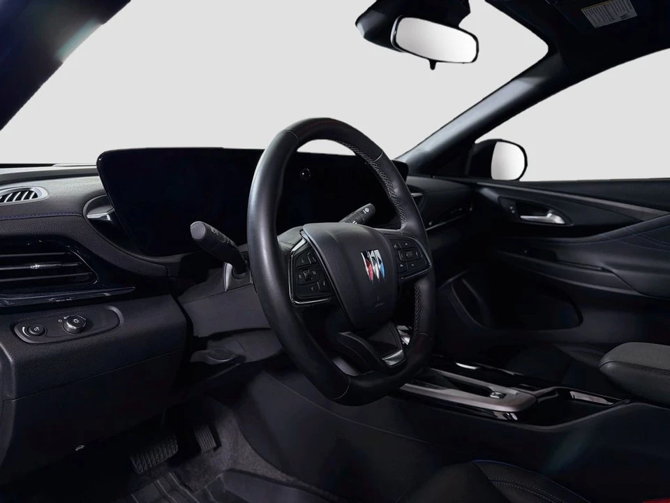 2025 Buick Envision - Image 10 of 31