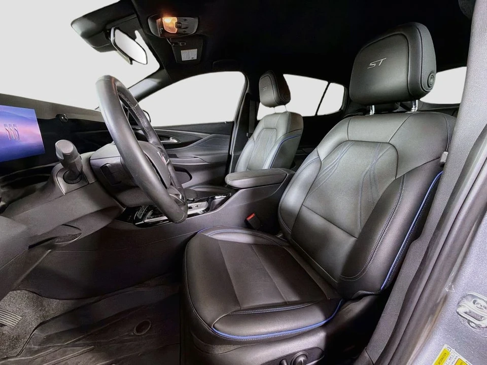 2025 Buick Envision - Image 12 of 31