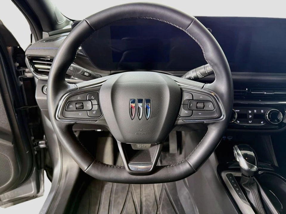 2025 Buick Envision - Image 13 of 31