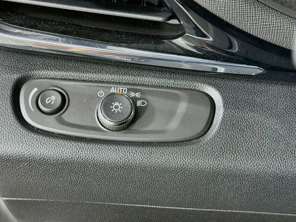 2025 Buick Envision - Image 11 of 31