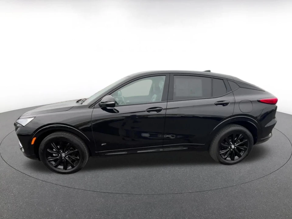 2025 Buick Envision - Image 9 of 31