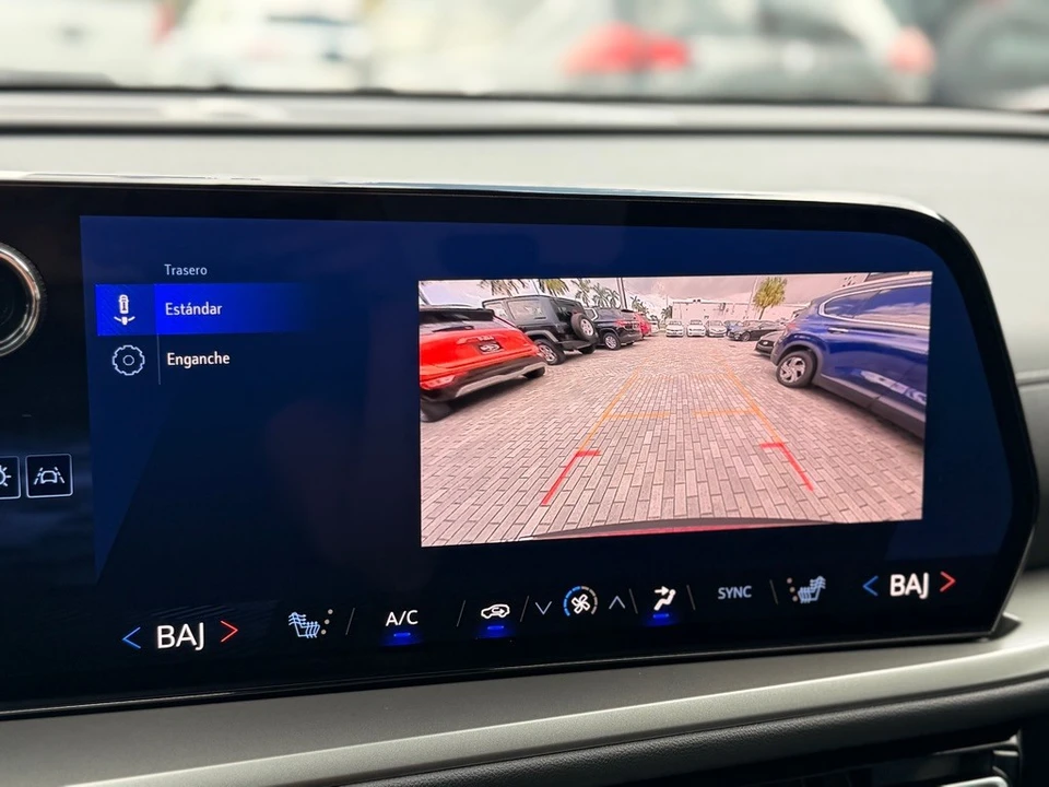 2025 Chevrolet Traverse - Image 17 of 21