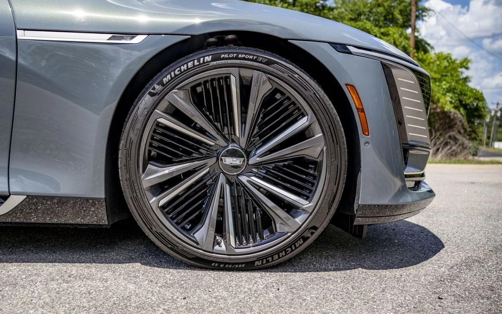2025 Cadillac Celestiq - Image 13 of 31