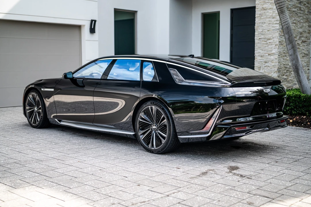2025 Cadillac Celestiq - Image 16 of 31