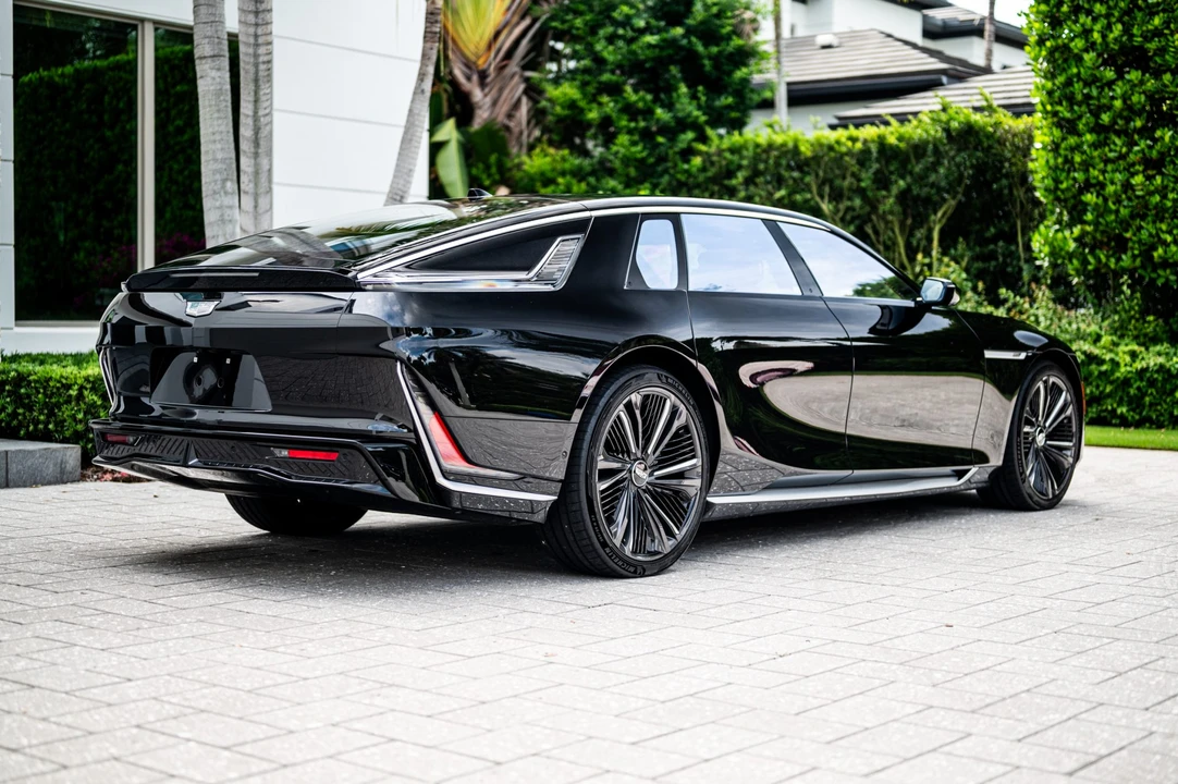 2025 Cadillac Celestiq - Image 27 of 31