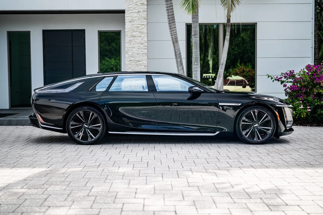 2025 Cadillac Celestiq - Image 28 of 31