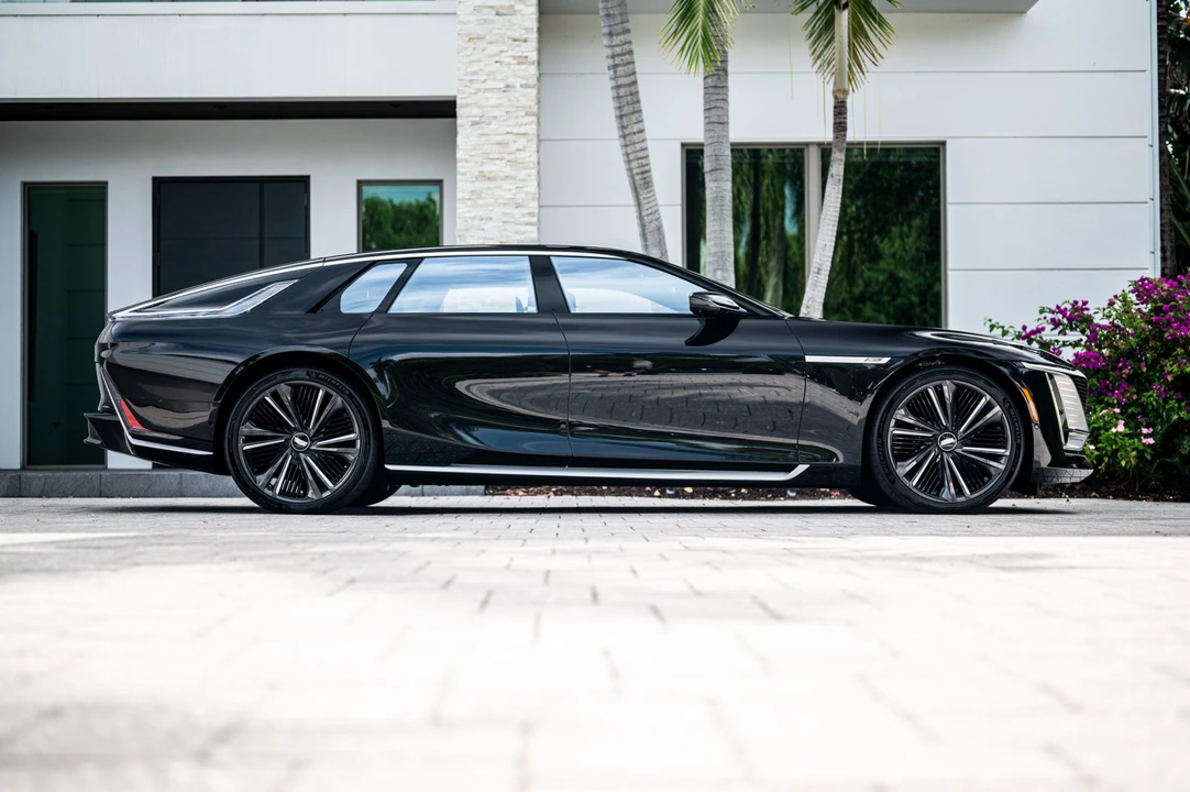 2025 Cadillac Celestiq - Image 29 of 31