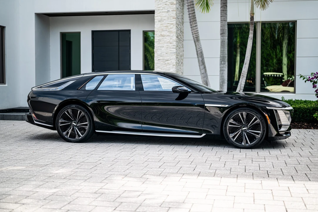2025 Cadillac Celestiq - Image 30 of 31