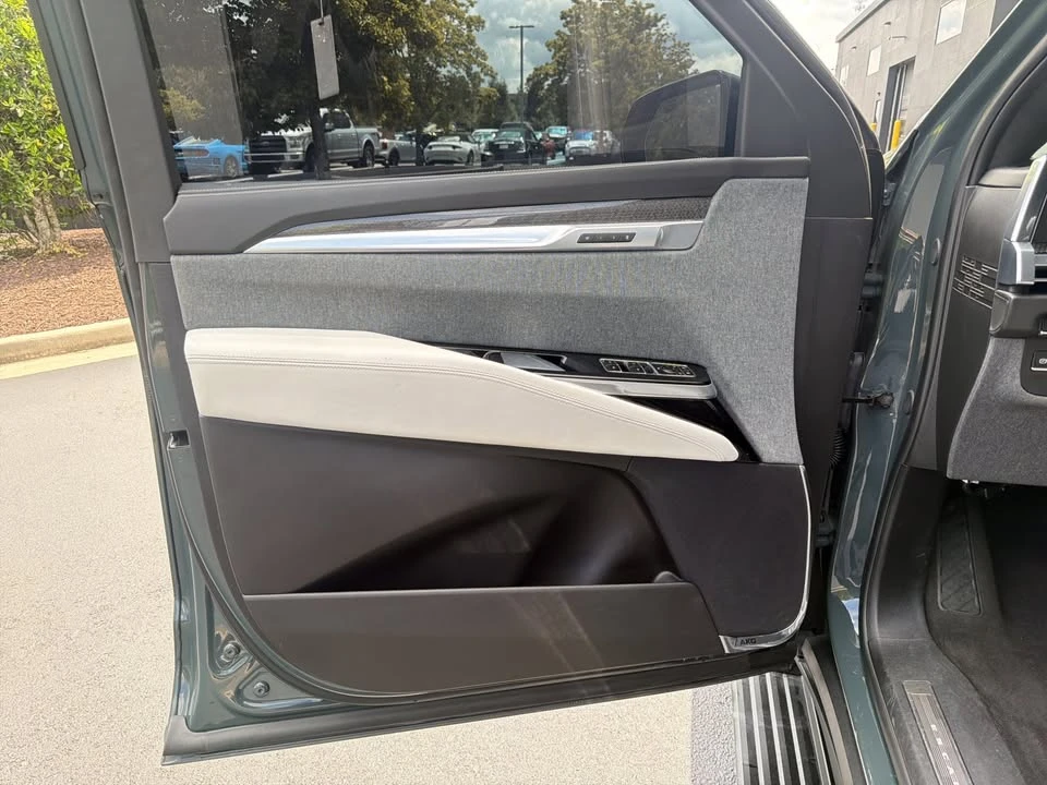 2025 Cadillac Escalade-V 5th Gen - Image 18 of 20