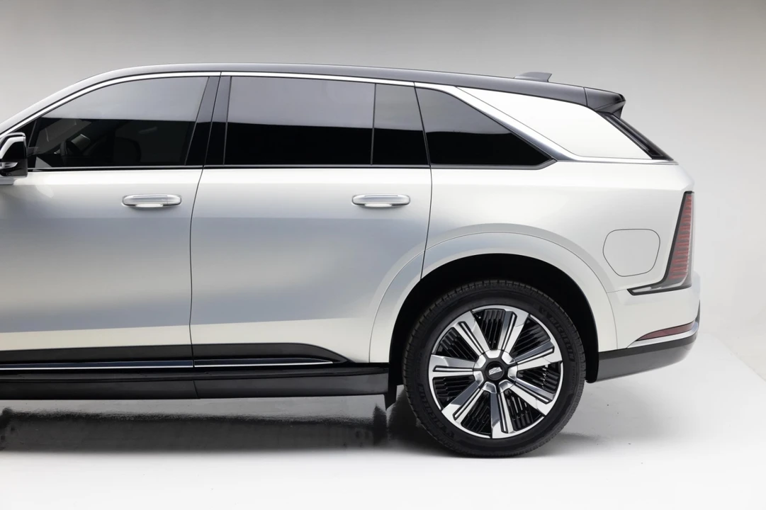 2025 Cadillac Escalade IQ - Image 19 of 21
