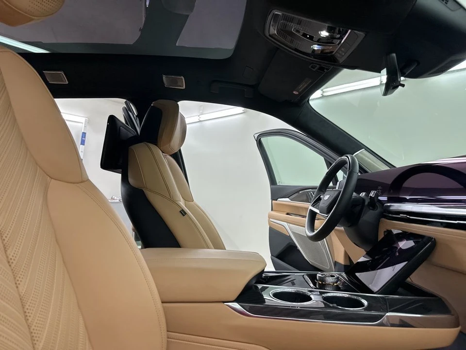 2025 Cadillac Escalade IQ - Image 20 of 21