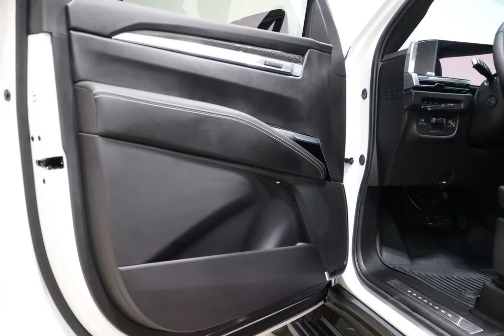 2025 Cadillac Escalade 5th Gen - Image 19 of 21