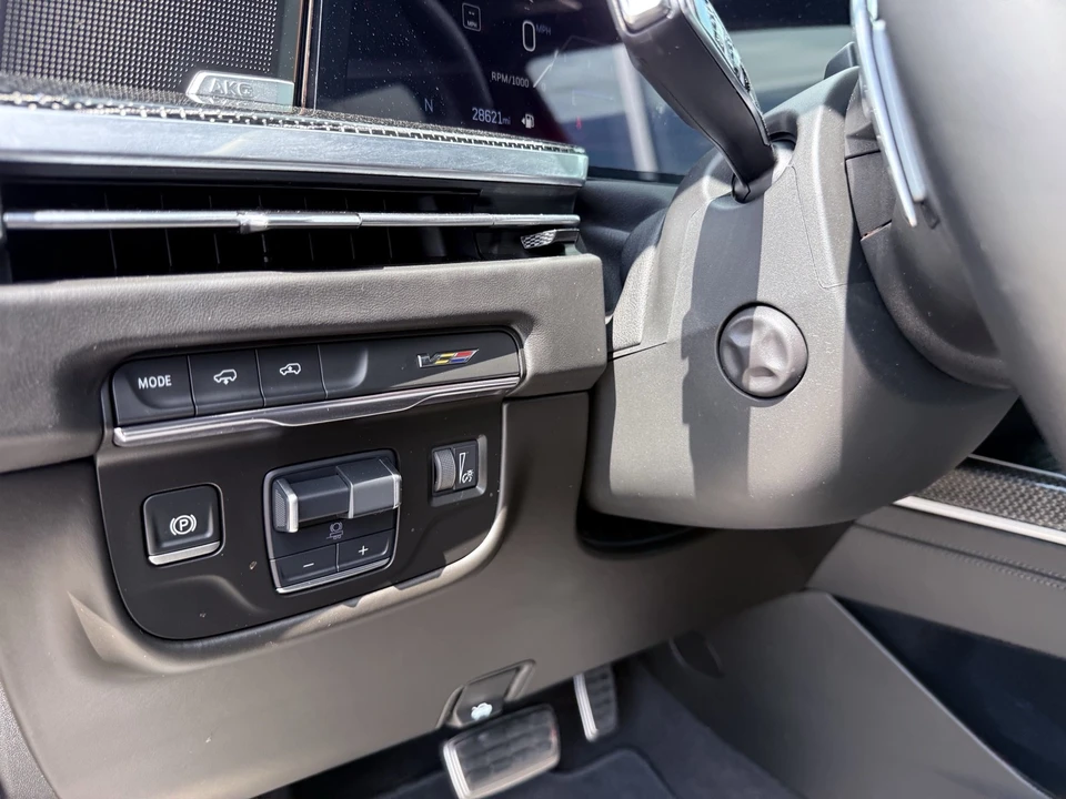 2025 Cadillac Escalade 5th Gen - Image 16 of 21