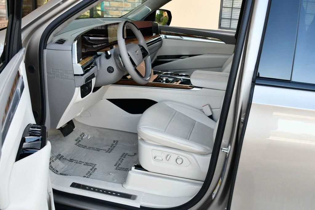 2025 Cadillac Escalade 5th Gen - Image 14 of 21