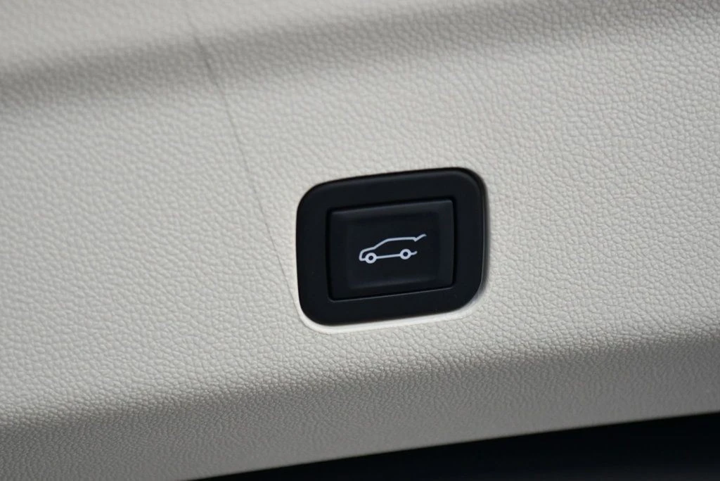 2025 Cadillac Escalade 5th Gen - Image 19 of 21