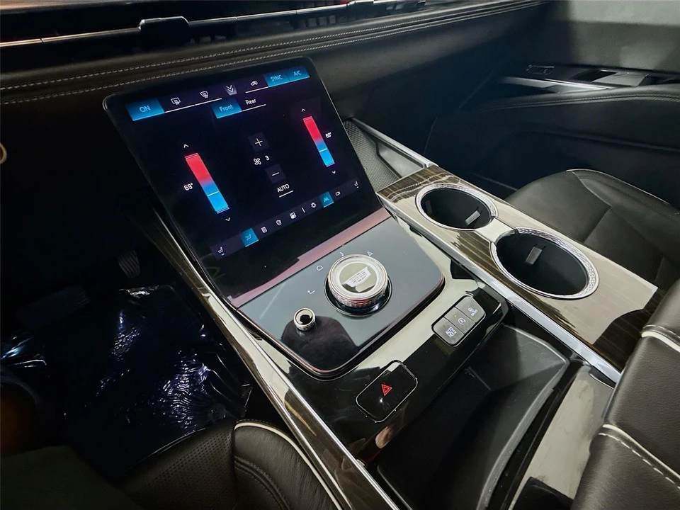 2025 Cadillac Escalade 5th Gen - Image 19 of 31
