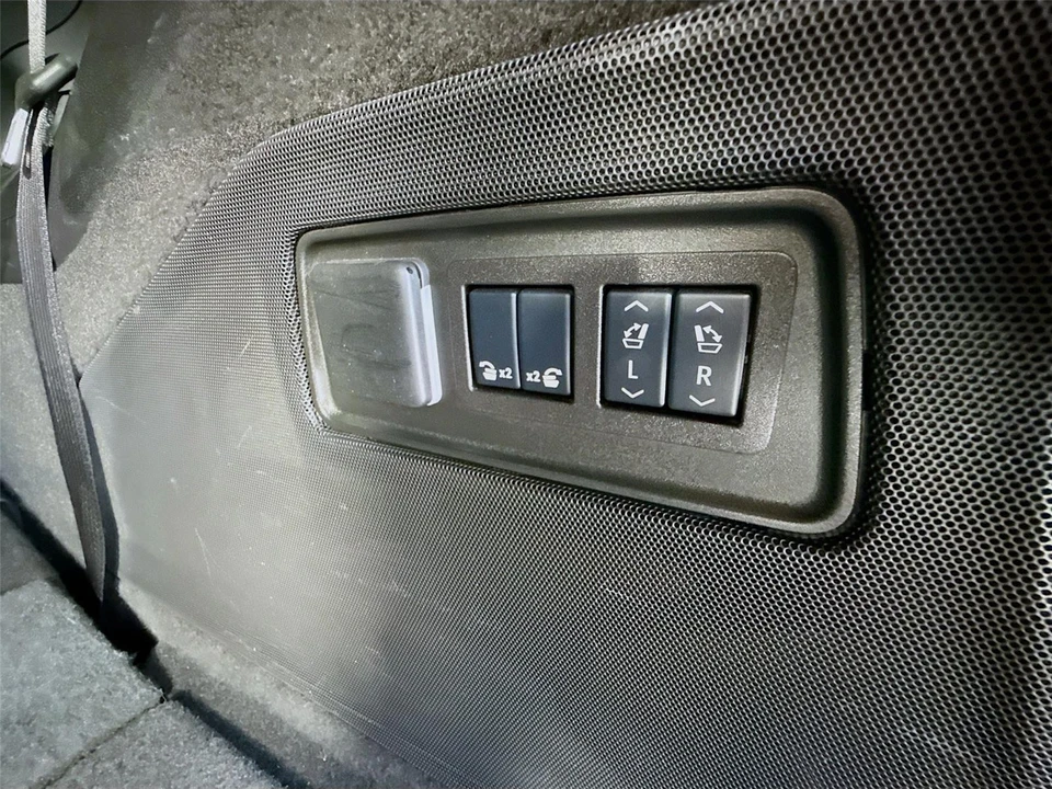 2025 Cadillac Escalade 5th Gen - Image 29 of 31