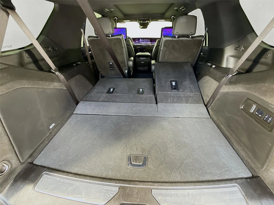 2025 Cadillac Escalade 5th Gen - Image 28 of 31