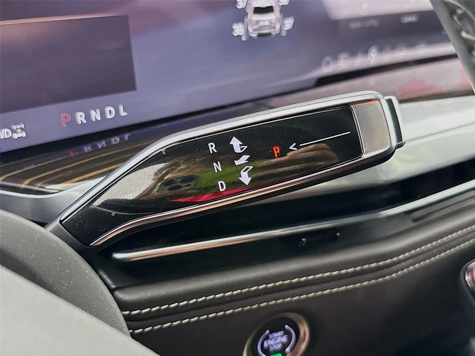 2025 Cadillac Escalade 5th Gen - Image 21 of 31