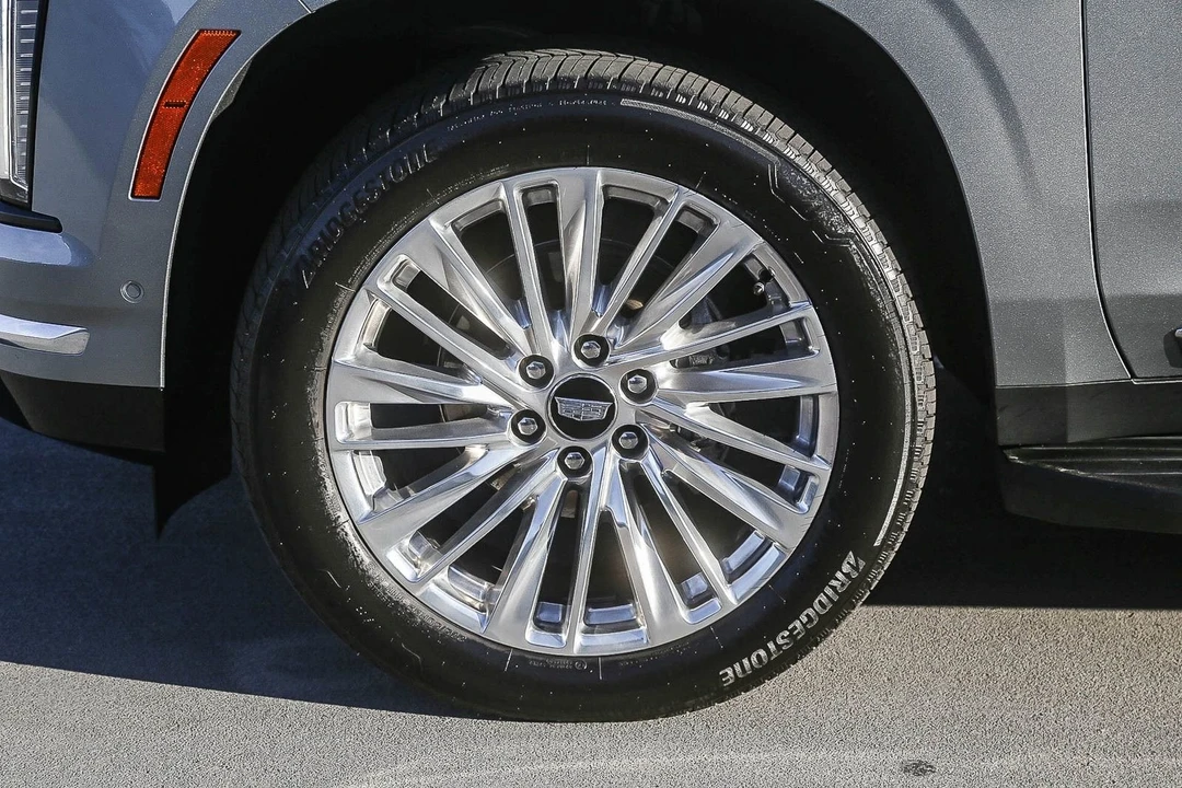 2025 Cadillac Escalade 5th Gen - Image 9 of 12