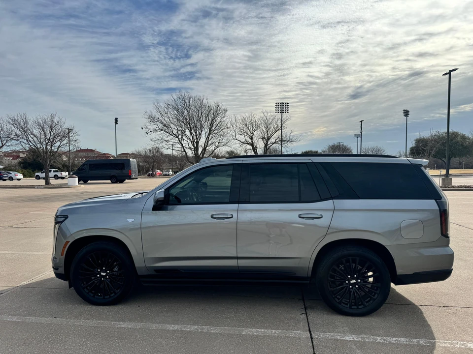 2025 Cadillac Escalade 5th Gen - Image 8 of 31