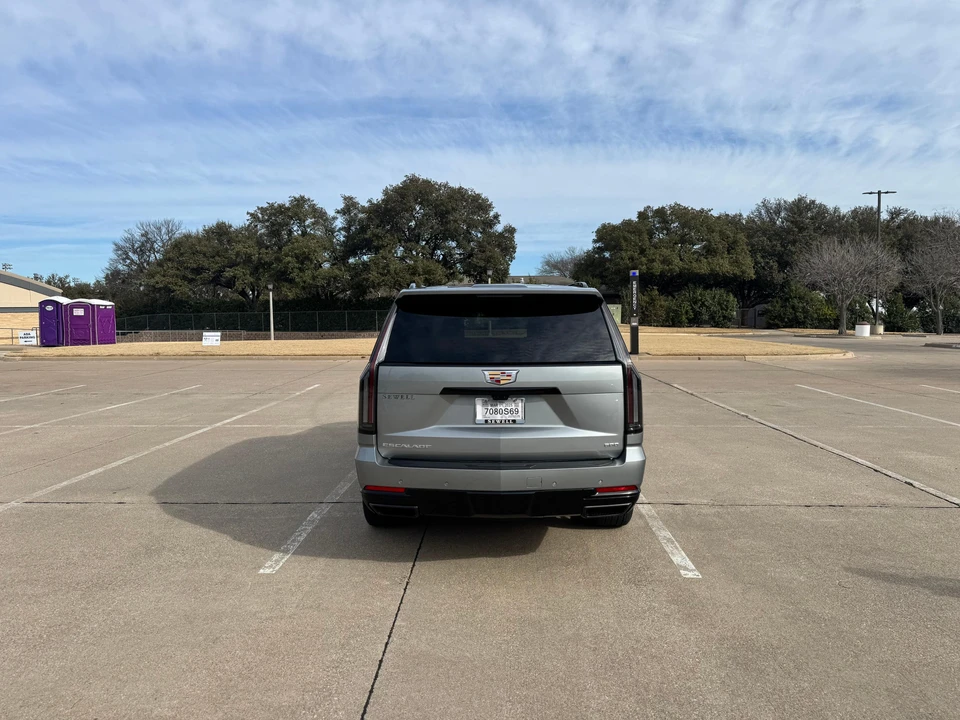 2025 Cadillac Escalade 5th Gen - Image 13 of 31