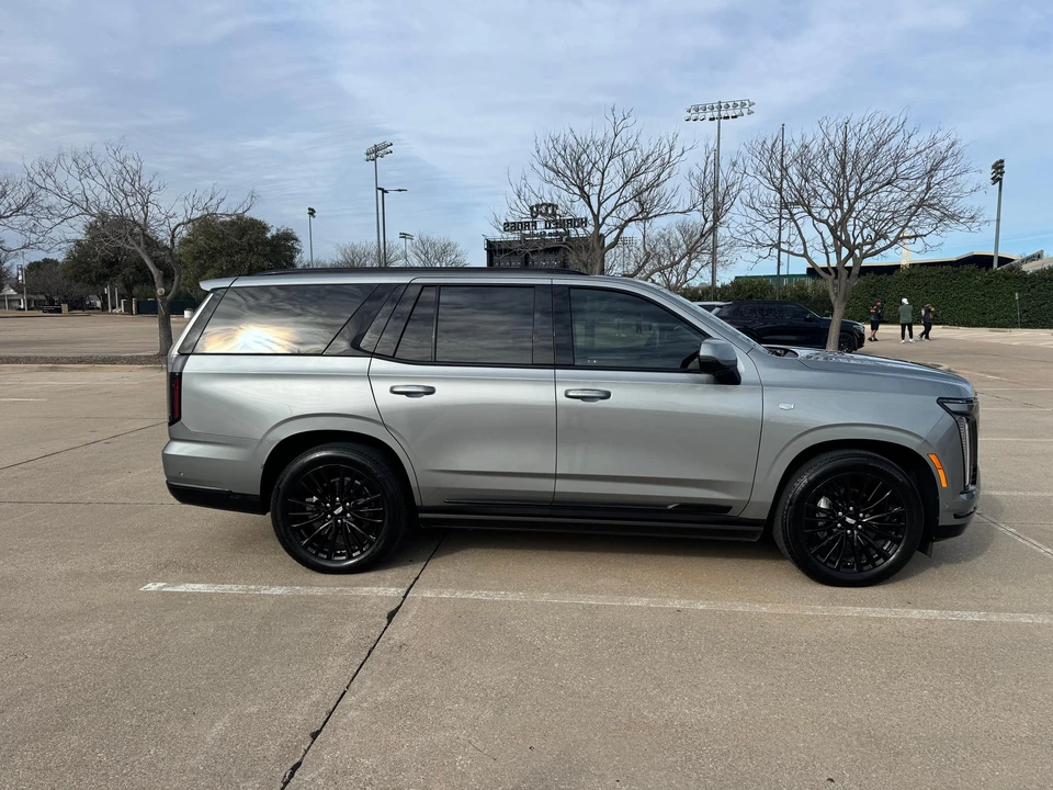2025 Cadillac Escalade 5th Gen - Image 17 of 31