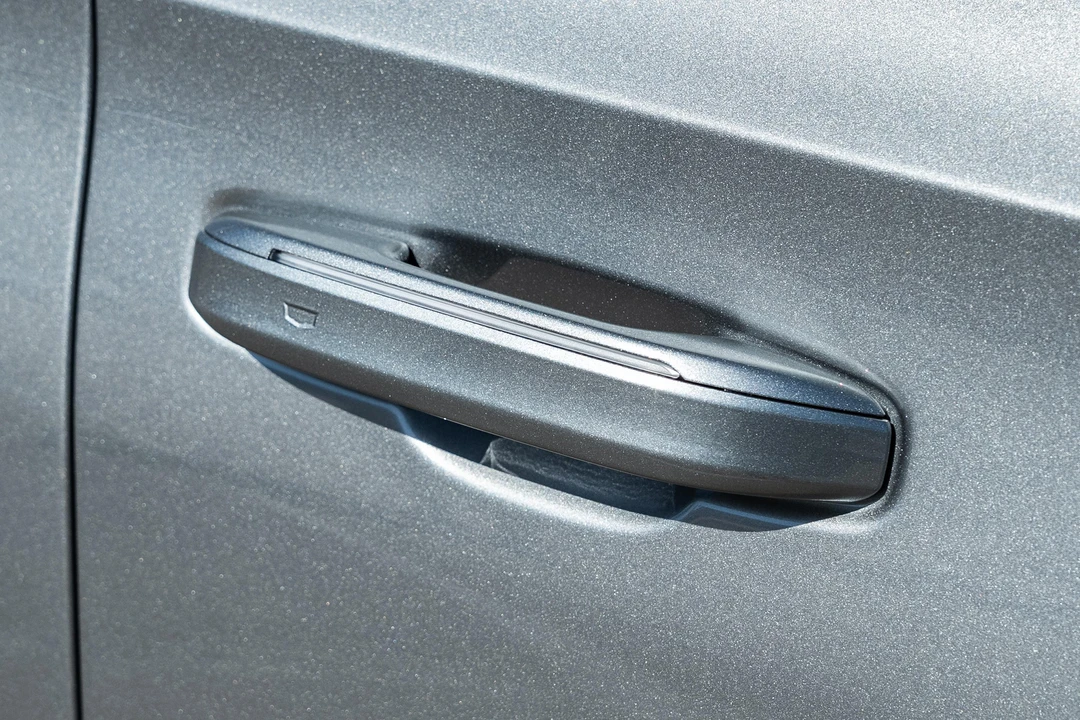 2025 Cadillac Escalade 5th Gen - Image 28 of 31