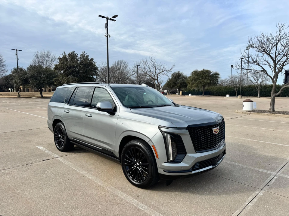 2025 Cadillac Escalade 5th Gen - Image 19 of 31