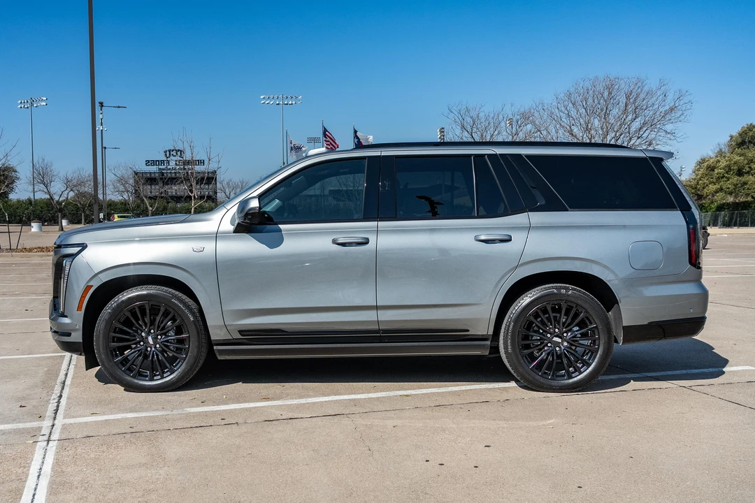 2025 Cadillac Escalade 5th Gen - Image 9 of 31