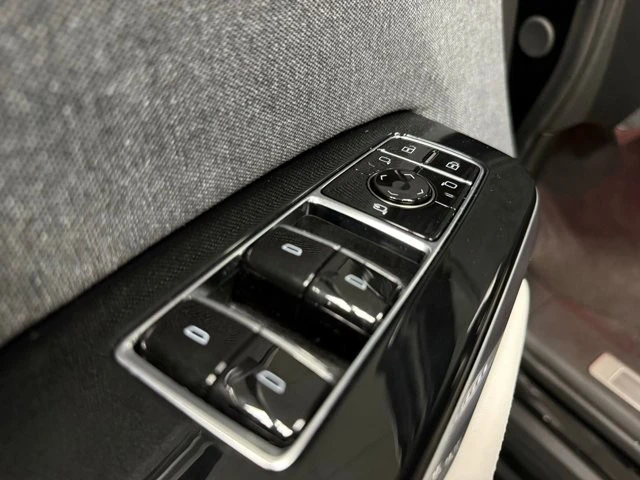 2025 Cadillac Escalade 5th Gen - Image 17 of 31