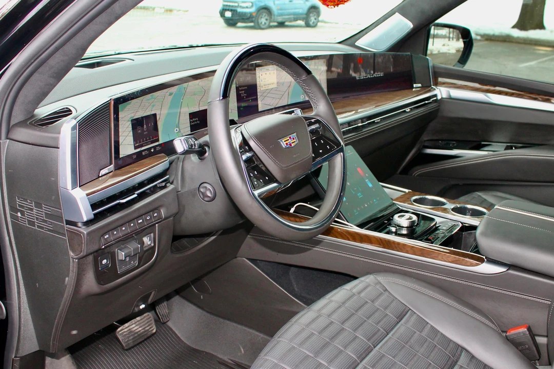 2025 Cadillac Escalade 5th Gen - Image 13 of 31