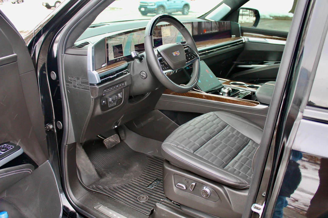 2025 Cadillac Escalade 5th Gen - Image 26 of 31