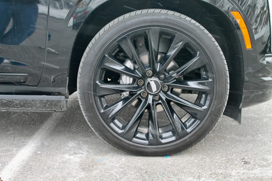 2025 Cadillac Escalade 5th Gen - Image 12 of 31