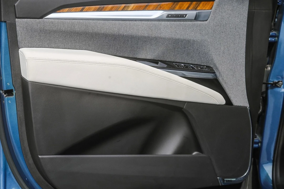 2025 Cadillac Escalade 5th Gen - Image 19 of 21