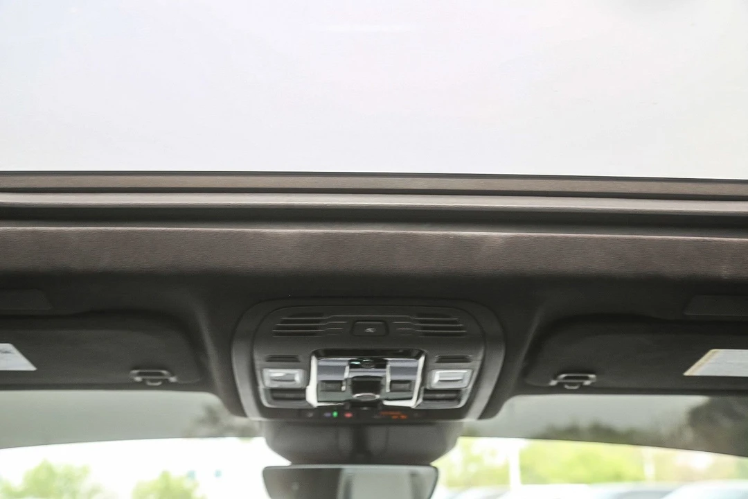 2025 Cadillac Escalade 5th Gen - Image 14 of 21