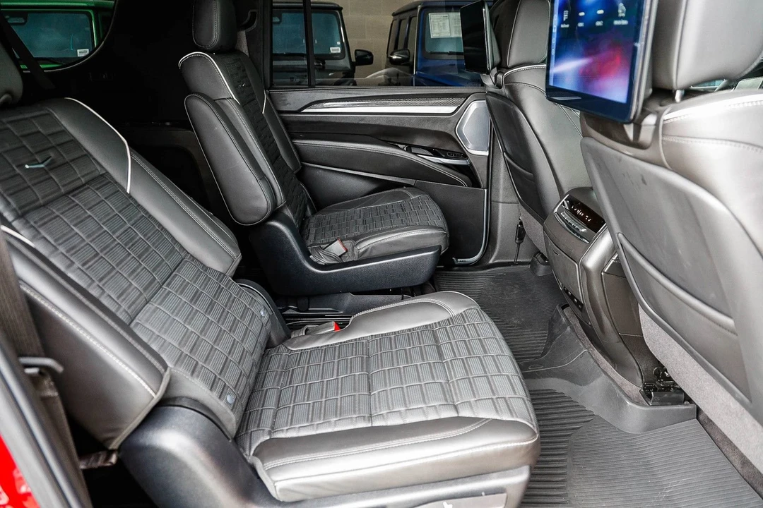 2025 Cadillac Escalade-V 5th Gen - Image 18 of 21