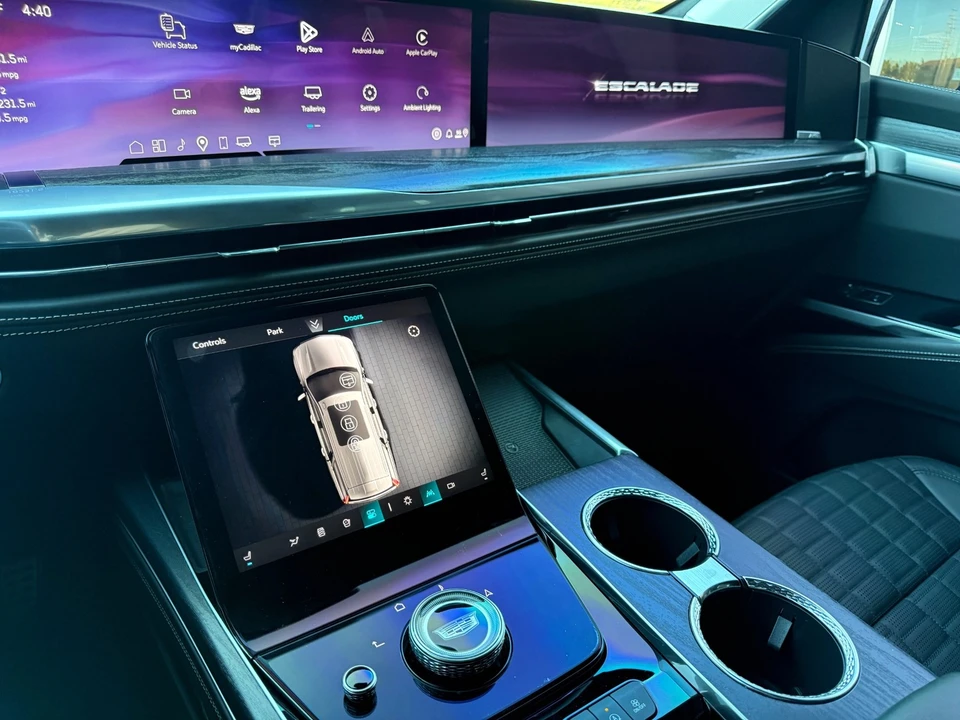 2025 Cadillac Escalade 5th Gen - Image 14 of 17