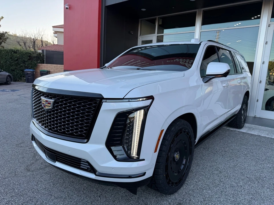2025 Cadillac Escalade 5th Gen - Image 16 of 17