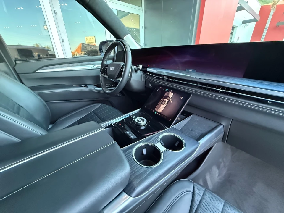 2025 Cadillac Escalade 5th Gen - Image 11 of 17