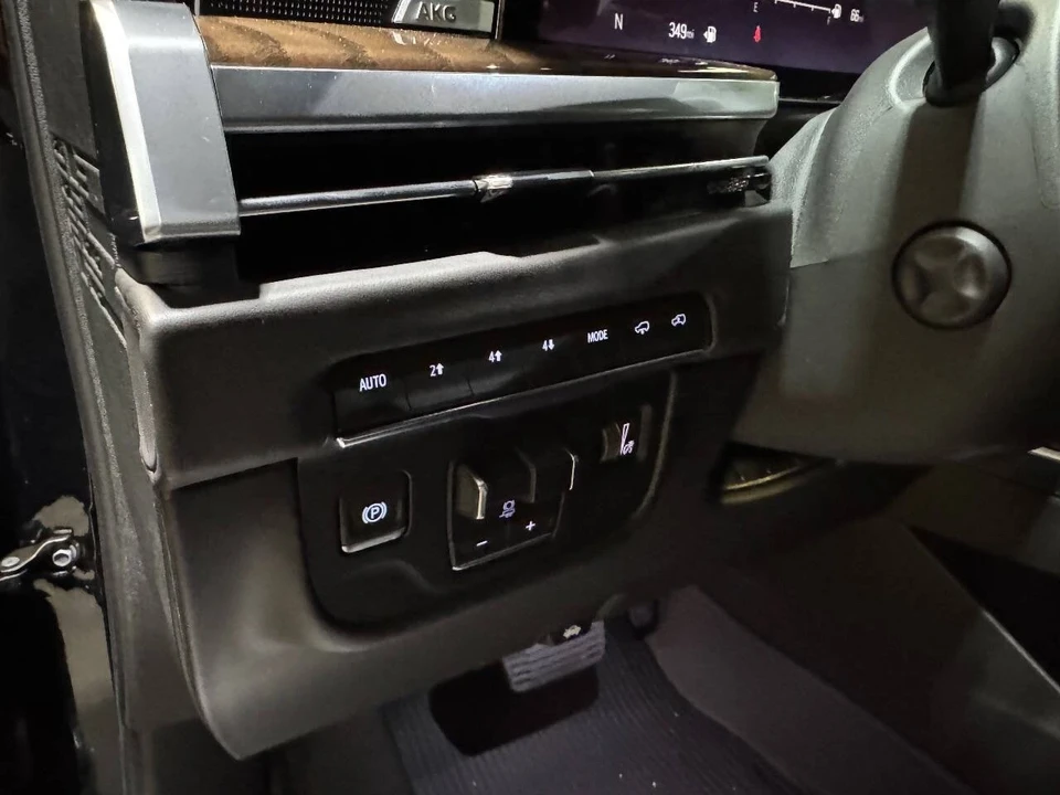 2025 Cadillac Escalade 5th Gen - Image 10 of 12