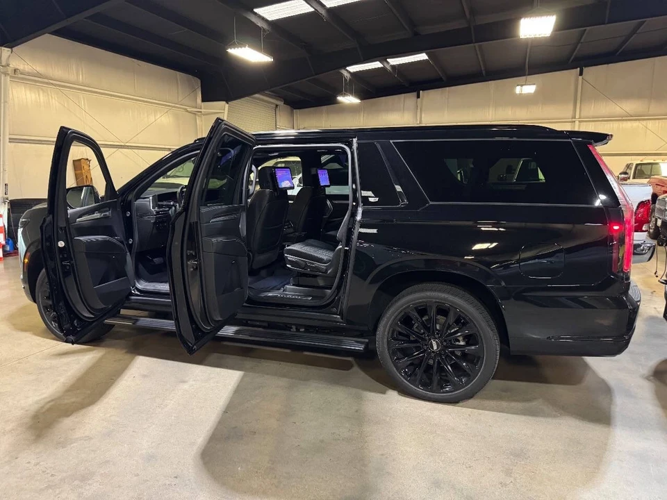 2025 Cadillac Escalade 5th Gen - Image 9 of 12